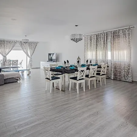 Myj Villa *